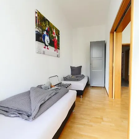 Mit Blick Auf Zitadelle Petersberg - 3