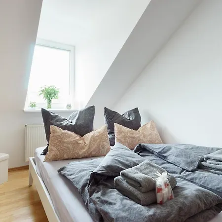 Mit Blick Auf Zitadelle Petersberg - 3