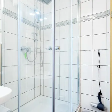 Mit Blick Auf Zitadelle Petersberg - 3